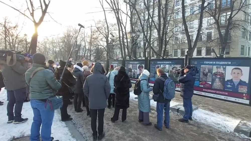 Фотовыставка "Герои и подвиги", посвящённая участникам СВО, удостоенным звания Героев РФ, открылась в центре Москвы на Гоголевском бульваре