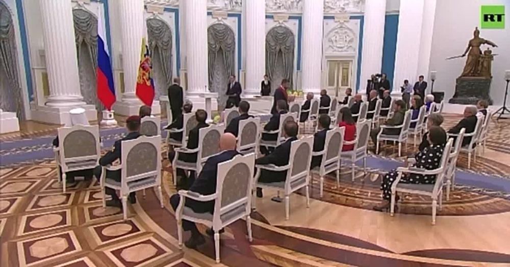 Владимир Владимирович Путин вручил орден «За заслуги перед отечеством» III степени врио губернатора Запорожской области Евгению Балицкому