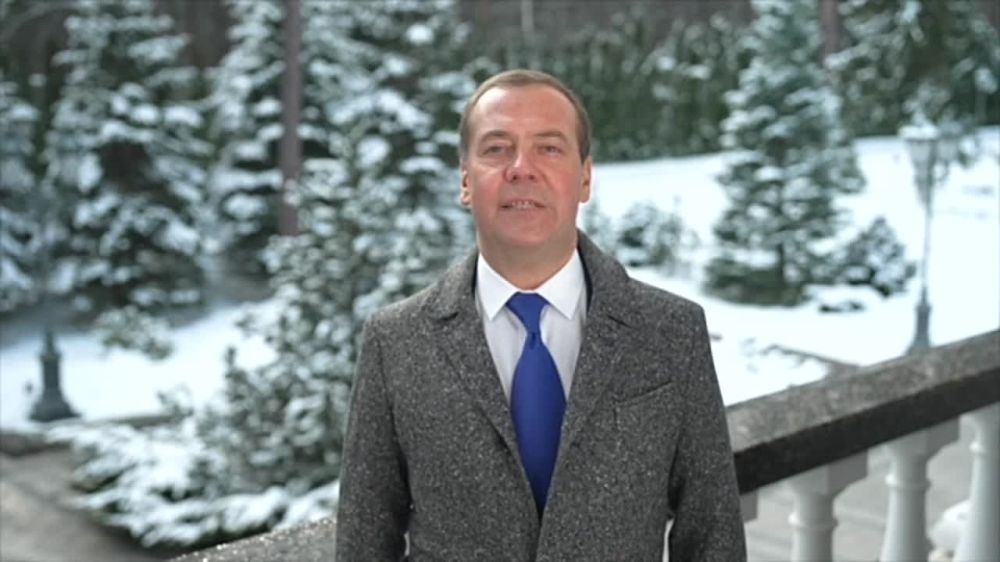 Премьер-министр РФ Дмитрий Медведев поздравил российских женщин с 8 Марта, отметив, что этот праздник является особым поводом сказать им слова благодарности