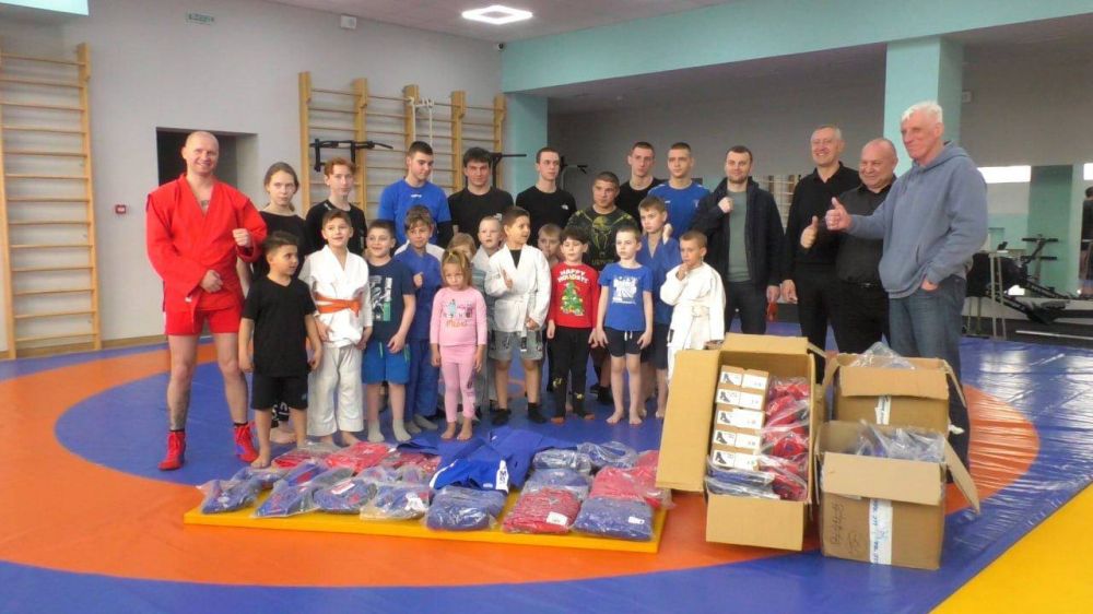 Федерация самбо Севастополя передала форму спортсменам Мелитополя