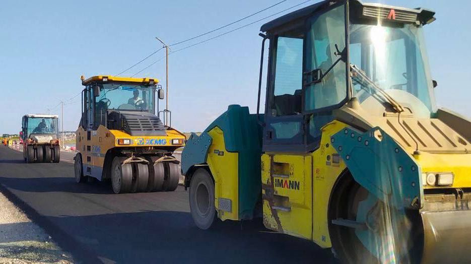 Более 400 человек и около 220 единиц техники круглосуточно ведут ремонтные работы на трассе от Мелитополя до пункта пропуска «Джанкой»