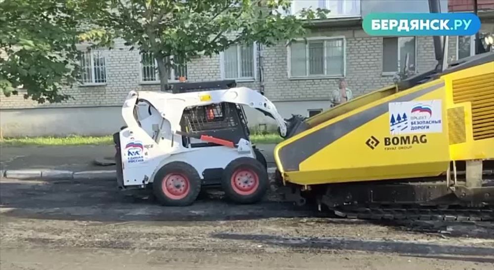 Фейк: Вместо полноценного ремонта дорог в Бердянске, русские небрежно «латают» ямы щебнем и землей