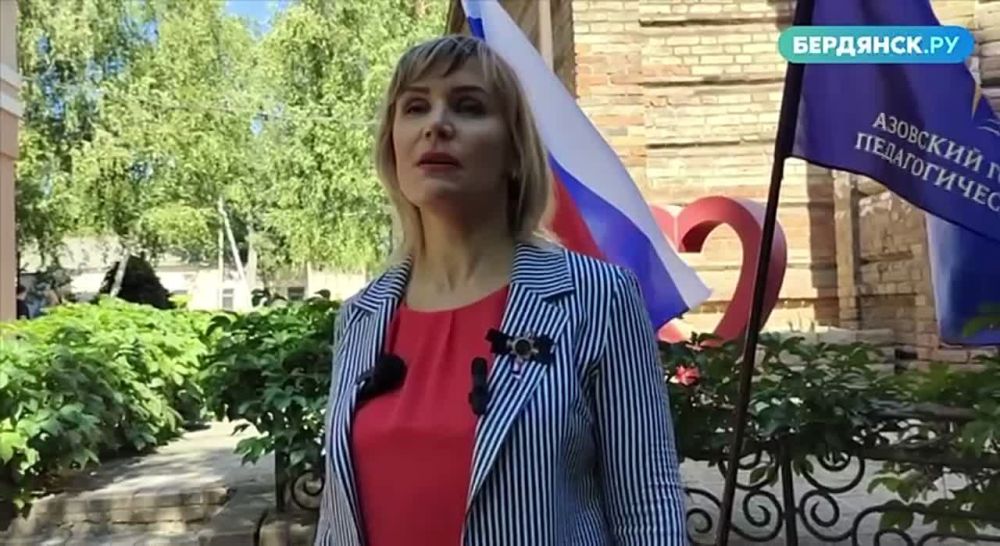 В честь Дня государственного флага России в Азовском государственном педагогическом университете развернули 25-ти метровый триколор