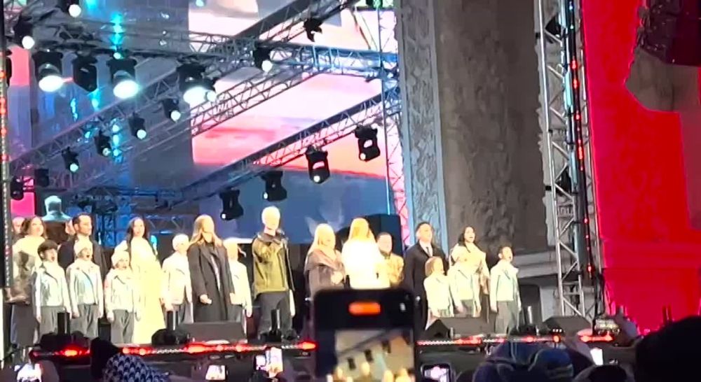 Представители Запорожской области спели с SHAMANом гимн России на выставке «Россия» в Москве