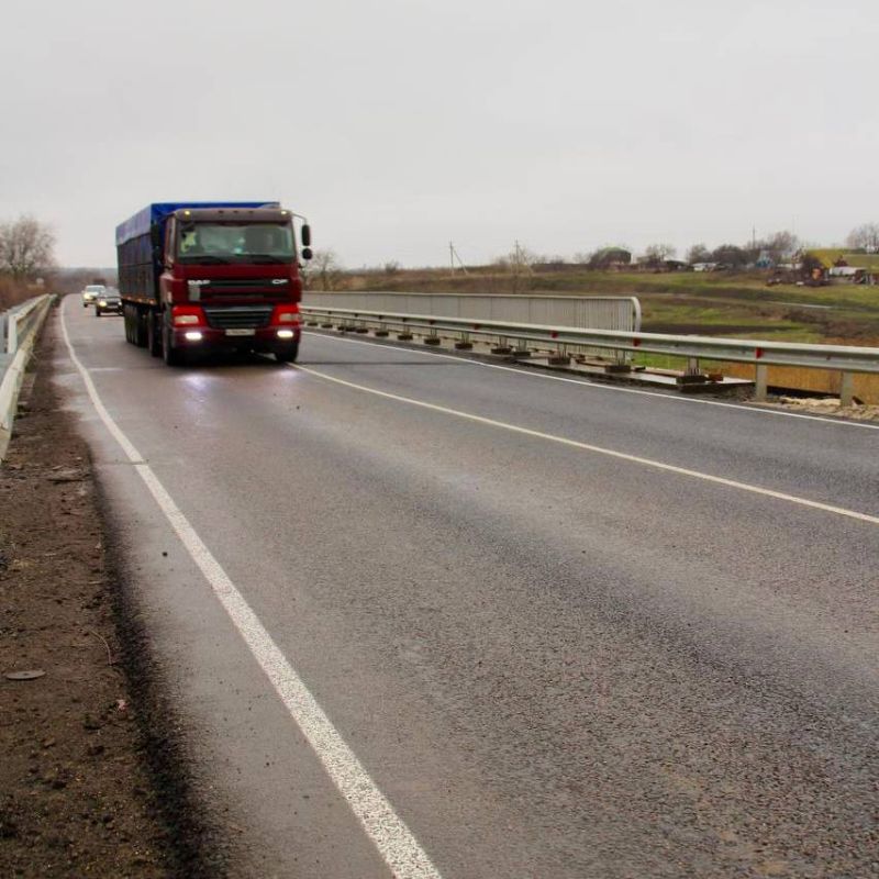 В Запорожской области запустили движение по двухполосному мосту, который является частью сухопутного маршрута из Ростовской области в Крым