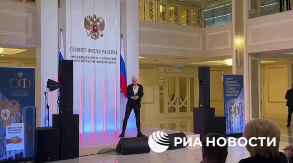 Певец Shaman выступил в Совфеде, исполнив несколько своих хитов и гимн России, сенаторы встали под его песню "Встанем"
