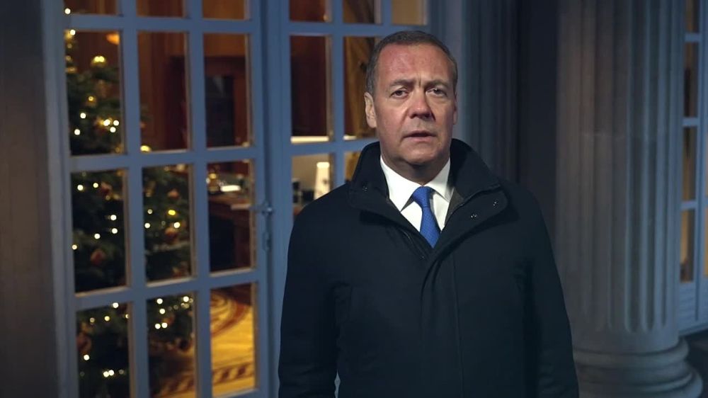 Дмитрий Медведев поздравил россиян с наступающим 2024 годом: сегодня наши мысли и сердца с теми, кто на фронте, нет ничего дороже настоящего боевого братства
