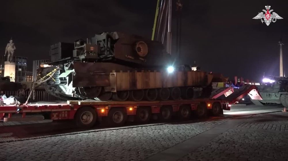 �� �������� ���������� ������ �� ��������� ���� ��������� ���� M1 Abrams � ��������� ���������� ������ M1150 Assault Breacher Vehicle ������������ ���