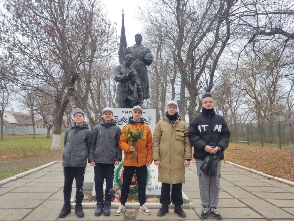 Молодежь села Луначарское Бердянского района почтила память Неизвестного Солдата