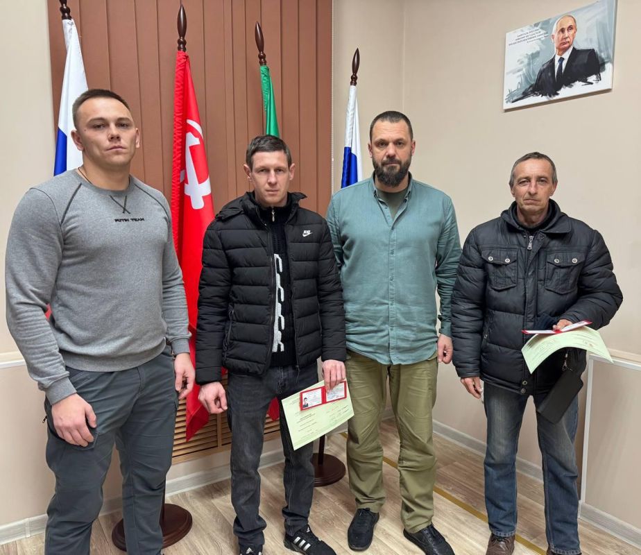 Алексей Кичигин вручил удостоверения о повышении квалификации электрикам МУП ВЕСТ