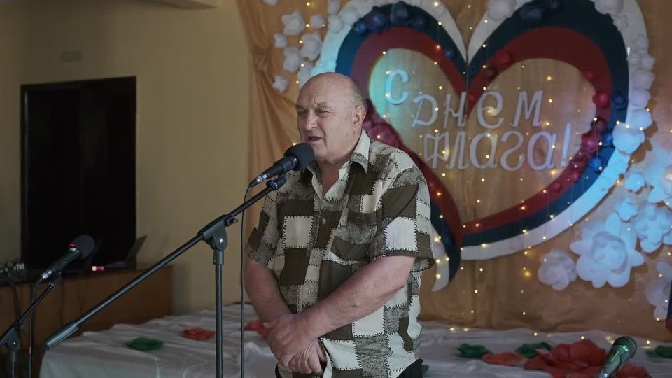 Символ единства и гордости: В Дмитровке отметили День Государственного флага РФ