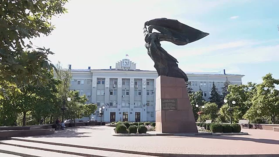 В преддверии 1 сентября школьникам из многодетной семьи вручили рюкзаки с учебными принадлежностями