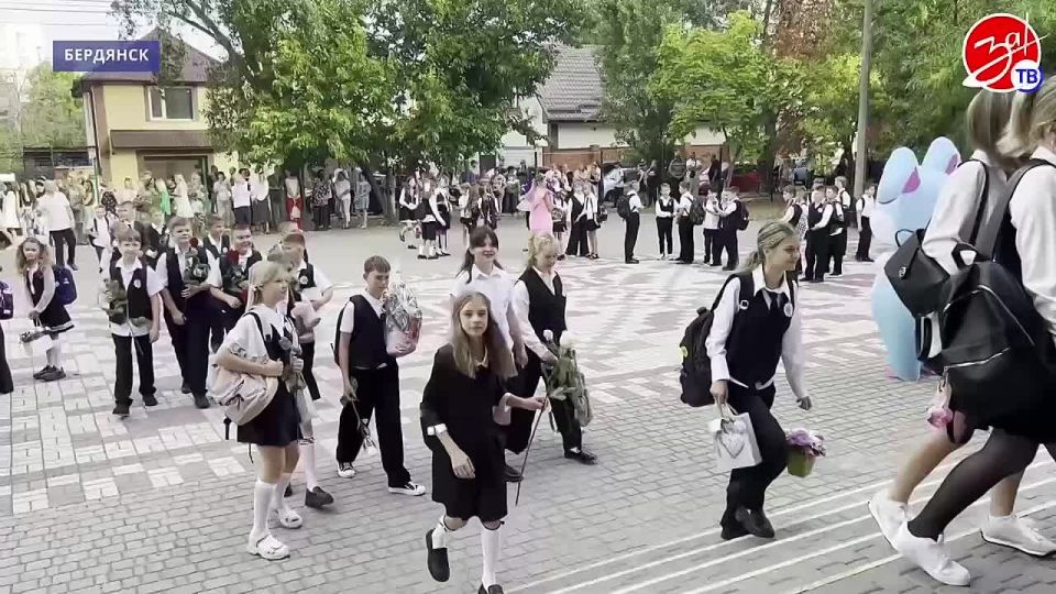 Первый звонок прозвенел для учеников средней общеобразовательной школы Бердянска №16