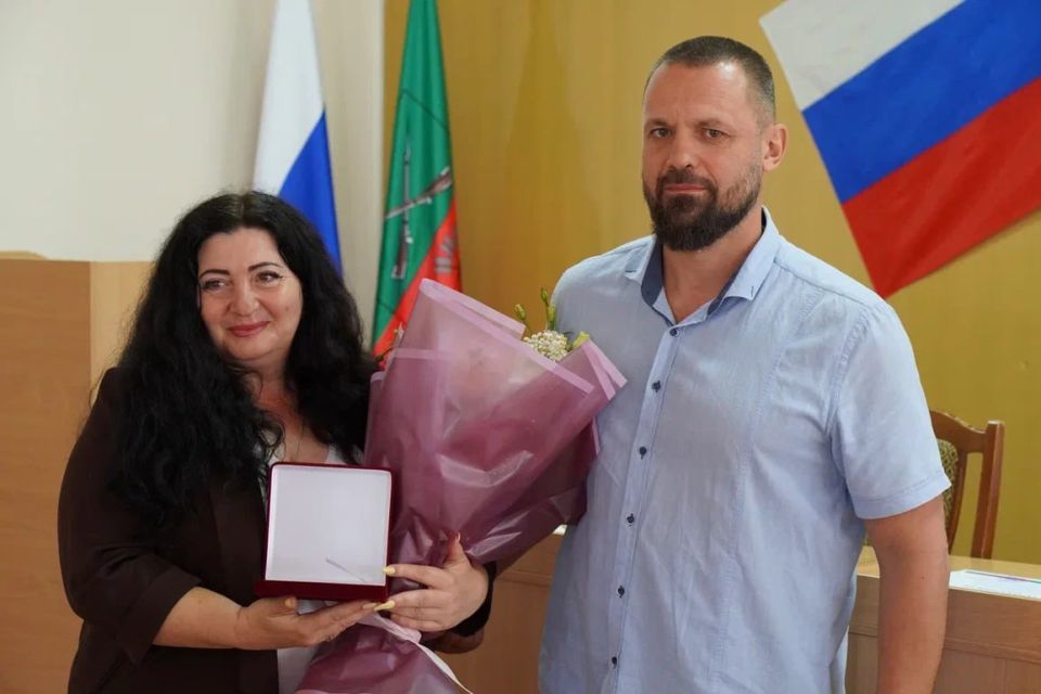 Губернатор ЗО отметил Вклад сотрудников администрации в развитие региона наградами