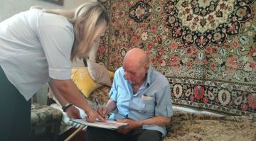 Первые удостоверения ветеранов Великой Отечественной вручили Почетным гражданам Бердянска