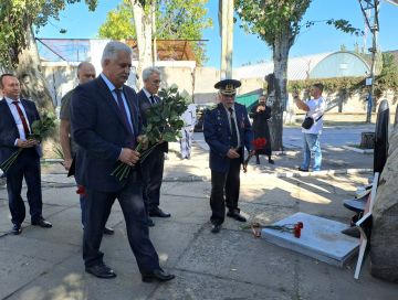 Глава Бердянска Андрей Ковганко вместе с представителями администрации и общественности возложил цветы к памятникам морякам-десантникам