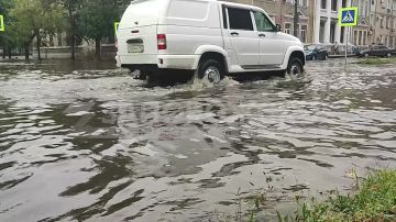 Центр Бердянска после сильного дождя превратился в озеро