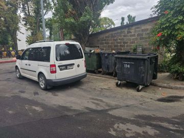 Уважаемые автовладельцы!. Призываем вас проявить сознательность и не оставлять свои автомобили вблизи контейнерных площадок