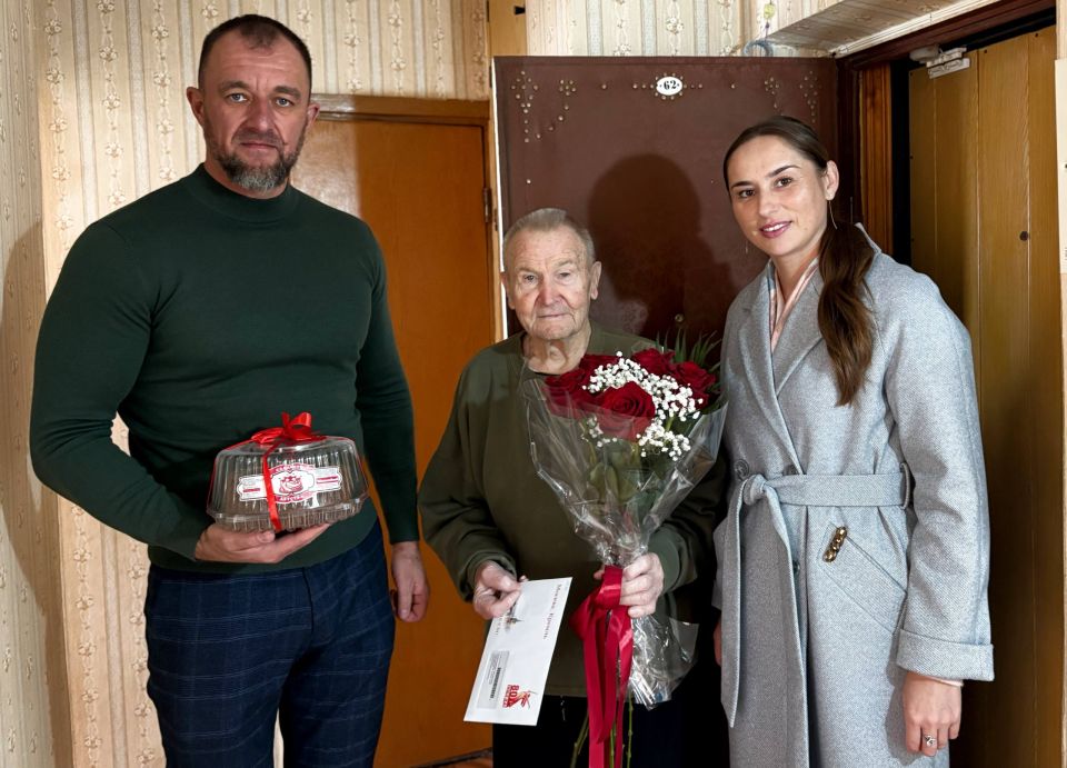 Представители администрации Бердянска поздравили с днём рождения бердянца Василия Огуя с 95-летием