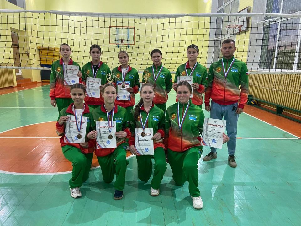 Команда Дмитровки приняла участие в соревнованиях по волейболу среди девушек в Бердянске
