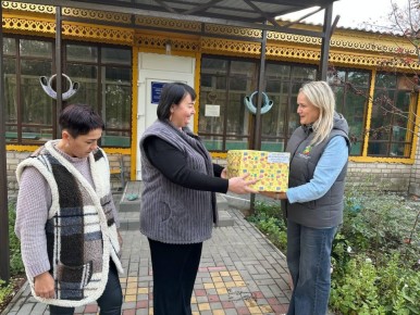 Волонтеры акции «Семейный Лес» передали сладкие подарки воспитанникам «Рябинки»