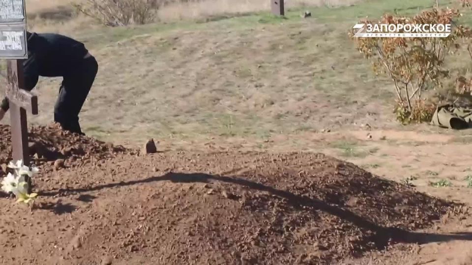 22 октября епископ Бердянский и Приморский Пётр провёл богослужение во время церемонии перезахоронения останков воинов Красной армии