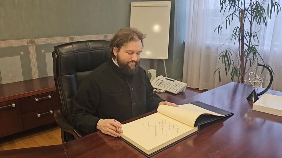 Молитва на передовой: Владыка Пётр посетил Запорожскую АЭС