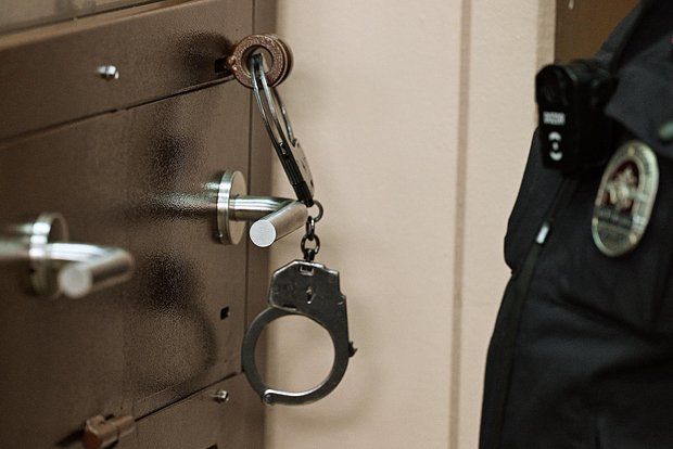 В Бердянске россиянка бросила полицейского через прогиб