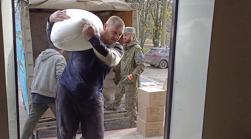 Жителям Долинского передали три тонны муки