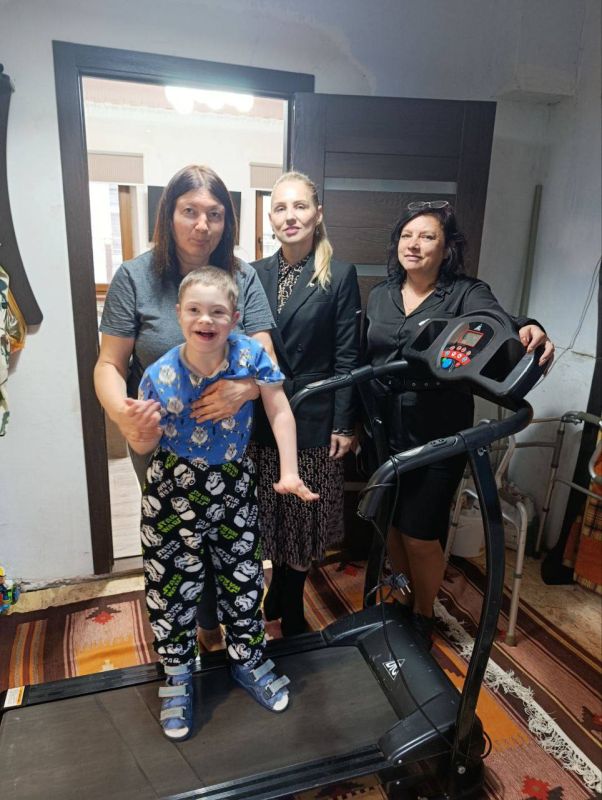 Анна Хорошун: МЫ ВСЕГДА РЯДОМ. От всего сердца выражаем благодарность волонтерскому движению «Все для фронта и Победы», Фонду «Рубежи» Передали маленькому Саше Еремееву беговую дорожку, которая поможет осуществлять процесс...