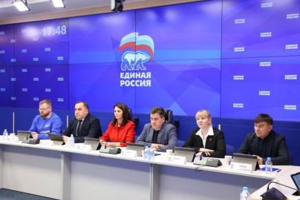 Анна Хорошун: Выборная стратегия, работа над народной программой, партийные задачи: Владимир Якушев встретился с финалистами «Лидеров России. Политика»