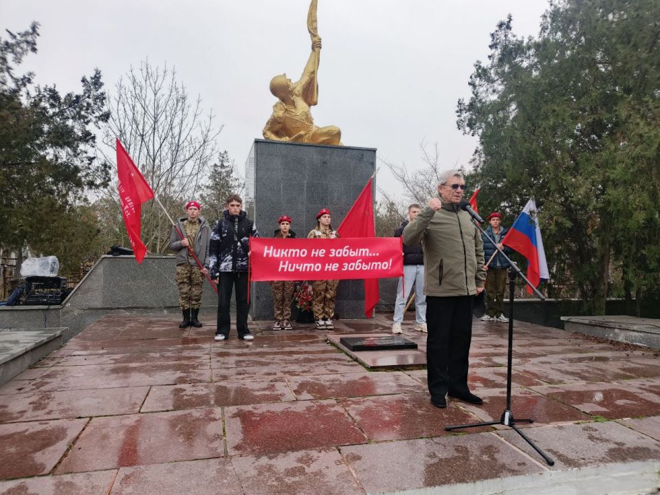 Бердянск почтил память неизвестных героев: в городе состоялся митинг к Дню Неизвестного Солдата