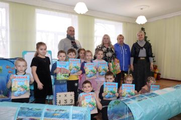 Депутаты в Азовском подарили воспитанникам детсада игрушки и книги в День Конституции