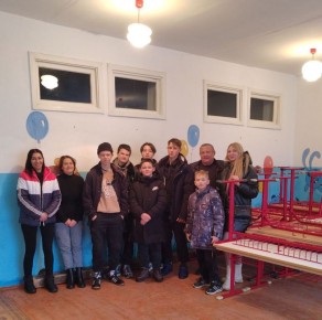 Новогодний подарок для школьников Новопетровки: новые парты уже в классах!