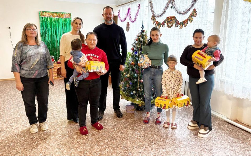 В Бердянске детям и мамам вручили новогодние подарки