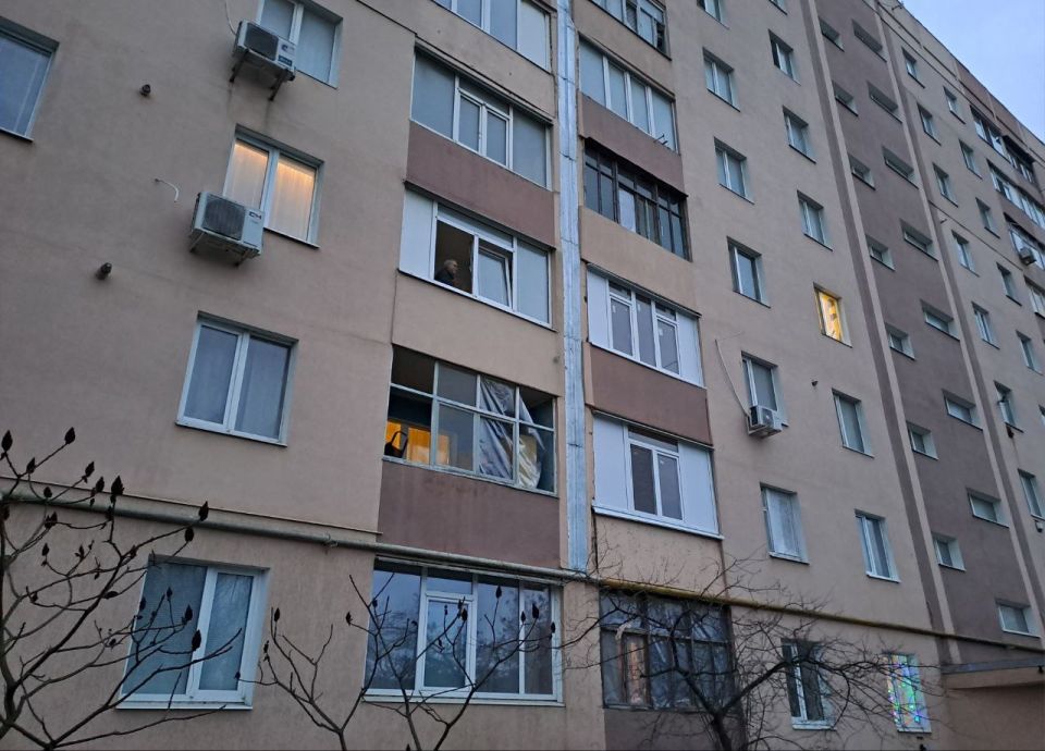 В Бердянске восстанавливают остекление в доме, поврежденном при атаке ВСУ