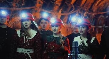 Анна Хорошун: Молодежный хор «Росток» Богоявленского кафедрального собора Горловки исполнил рождественскую песню на глубине 460 метров в макеевской шахте "Горняк-95"