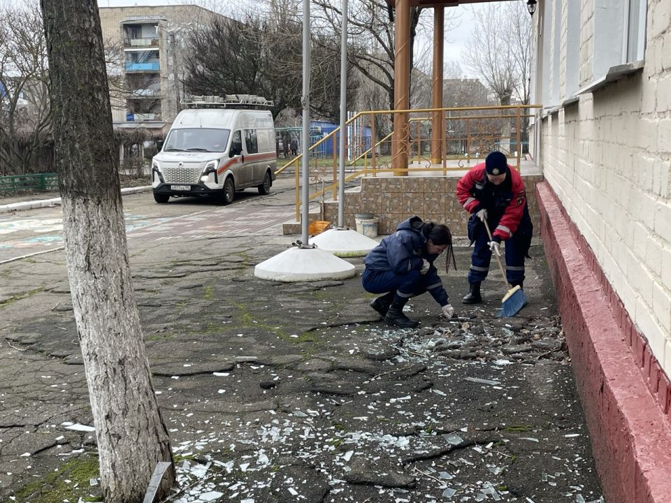 Студенты-спасатели помогли восстанавливать школу в Бердянске после атаки ВСУ на город