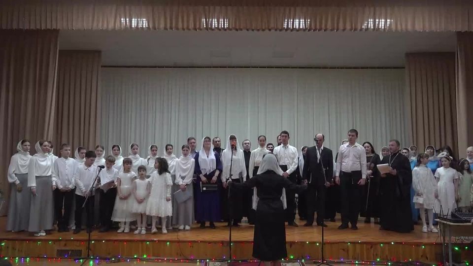 В музыкальной школе им. В. Я. Сазоновой приходских певческих коллективов из Бердянска и Мелитополя исполнили кондак, славящий рождение Христа