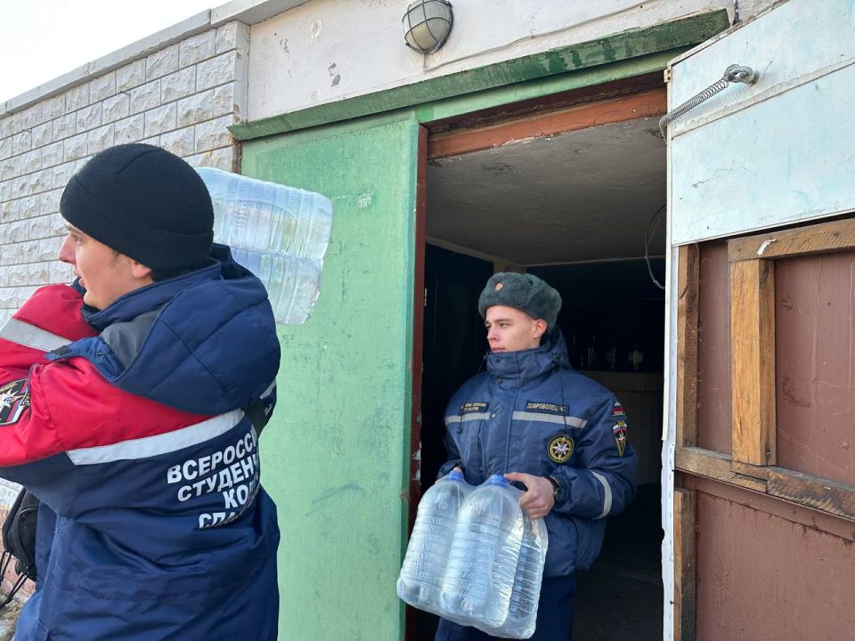 Готовимся к добрым делам. Сегодня добровольцы Запорожского РО ВСКС получили запас питьевой воды, её нам предоставила Администрация города Бердянска