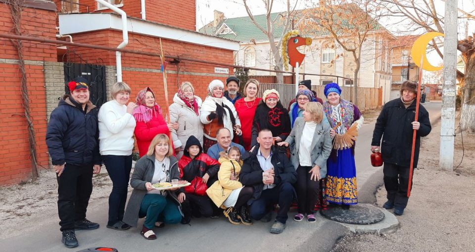 В Бердянске в ДК «Маяк» проходят Святки: жителям Слободки рассказали о традициях колядования