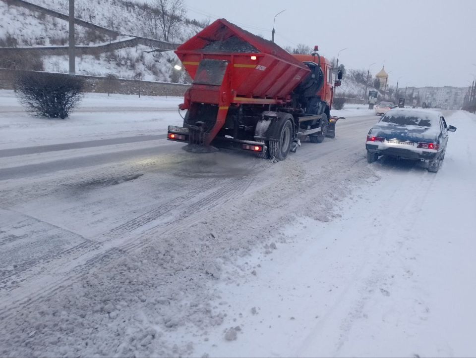 Несмотря на завершение рабочего дня, техника коммунальных служб продолжает расчистку и посыпку автомобильных дорог Бердянска