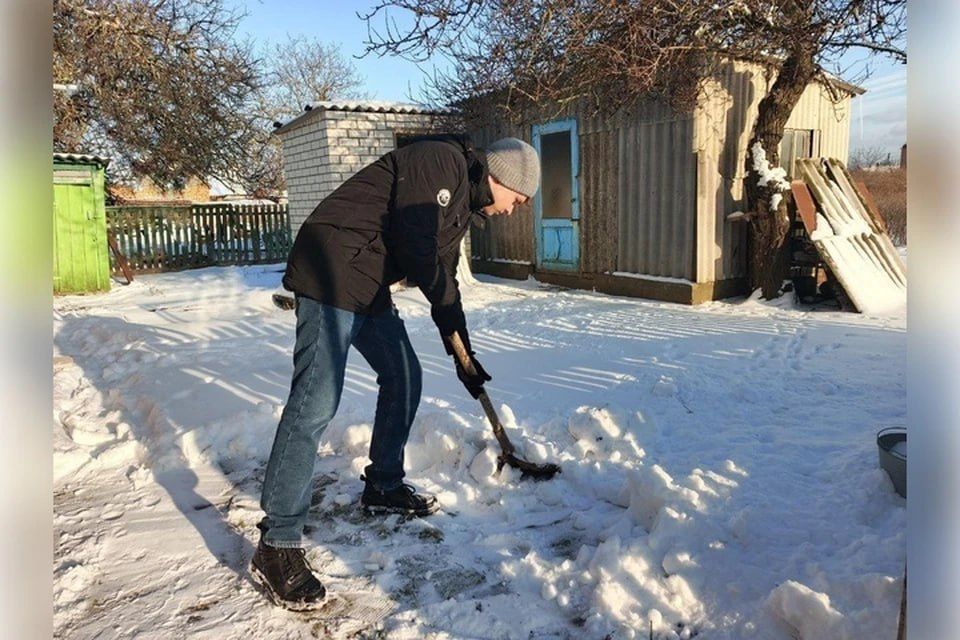 Запорожские волонтеры помогают пенсионерам в условиях отключений света и тепла