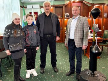 Глава Бердянска и председатель Бердянского городского Совета депутатов исполнили новогодние мечты детей в рамках акции «Ёлка желаний»