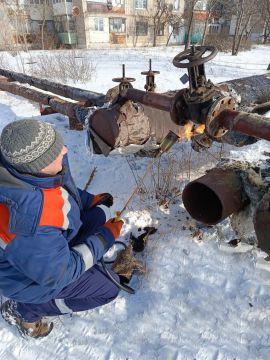 В Бердянске идет устранение последствий обледенения теплотрасс