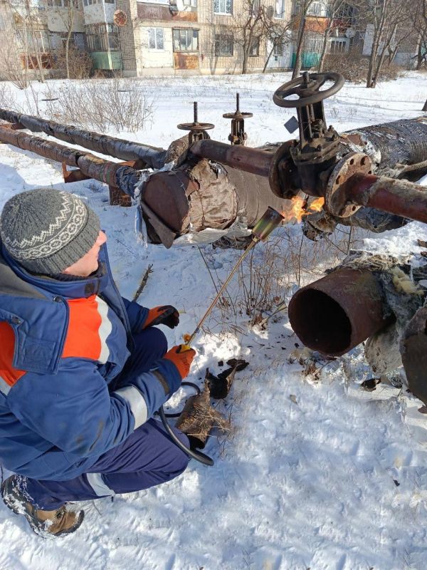 В Бердянске идет устранение последствий обледенения теплотрасс