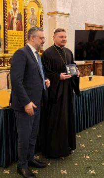 Анна Хорошун: Дорогой и многоуважаемый отец Евгений, от всех нас, Ваших прихожан храма в честь Новомучеников и исповедников Бердянских примите искренние и добрые поздравления с наградой - медалью "МИР И СОГЛАСИЕ"