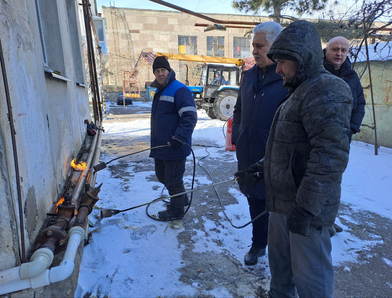 Глава Бердянска проверил ход работ по разморозке тепловых сетей и встретился с жителями улицы Маяковского