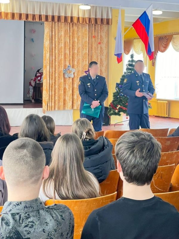 Сотрудники исправительной колонии №2 в Бердянске рассказали старшеклассникам о службе в УИС