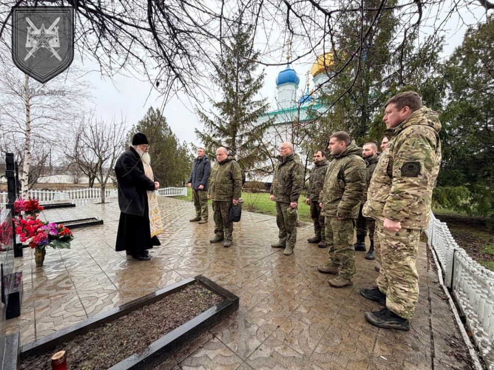 Командир полка и настоятель монастыря открыли памятник «Памяти павших воинов в ходе специальной военной операции 1430 гвардейского полка» в Токмаке